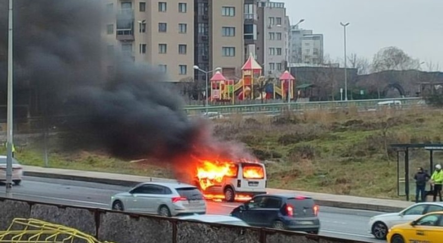 Seyir halindeki ticari araç alev topuna döndü