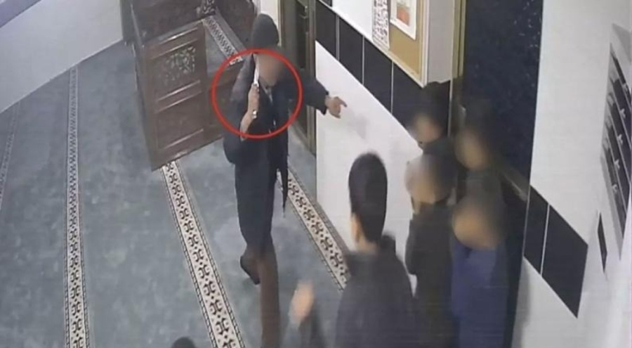 Camide Kur'an-ı Kerim eğitimi alan çocuklara bıçaklı tehdit