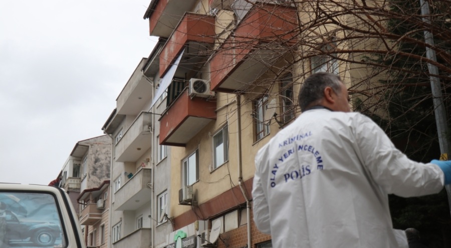 Yaşlı adam, evinin balkonunda silahla vurulmuş halde ölü bulundu