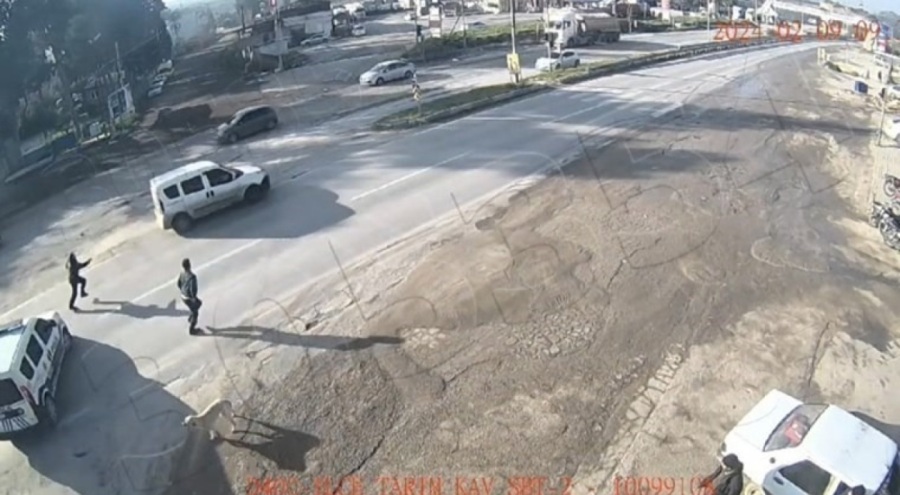 Kaçak göçmenleri taşıyan sürücü, aracı polisin üzerine sürdü