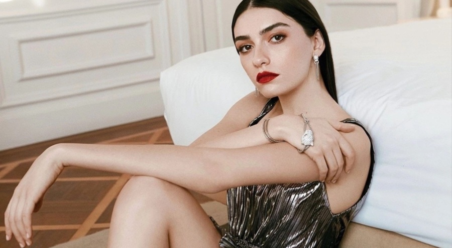 Hazar Ergüçlü'nün Londra pozları çok konuşuldu!