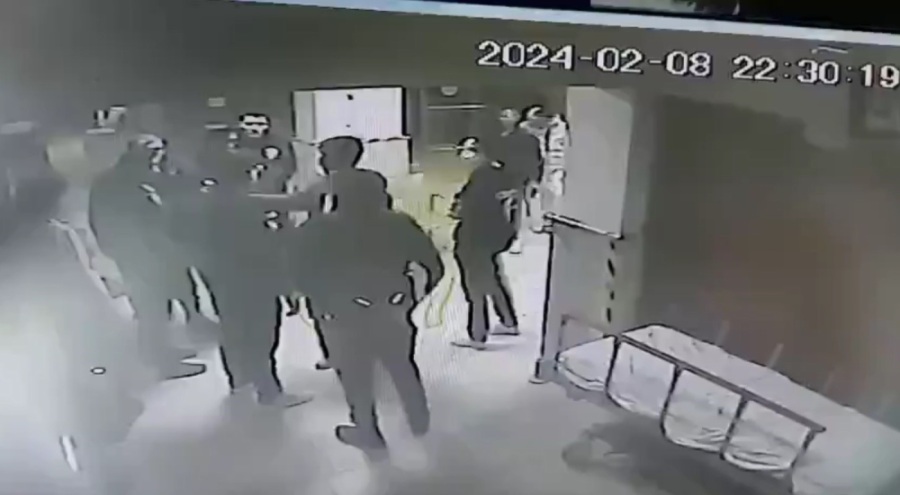 Ağabeyini tedavi eden doktora saldırdı