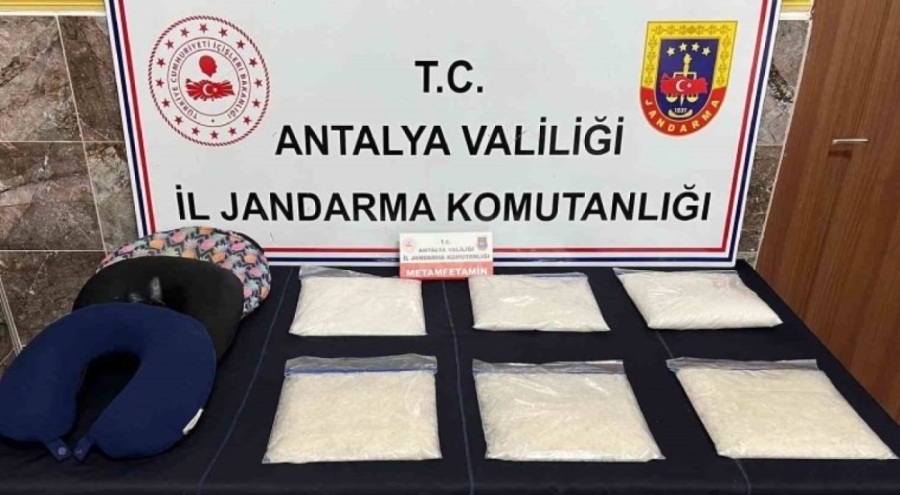 Yolcu yastığına saklı kilolarca uyuşturucu madde ele geçirildi