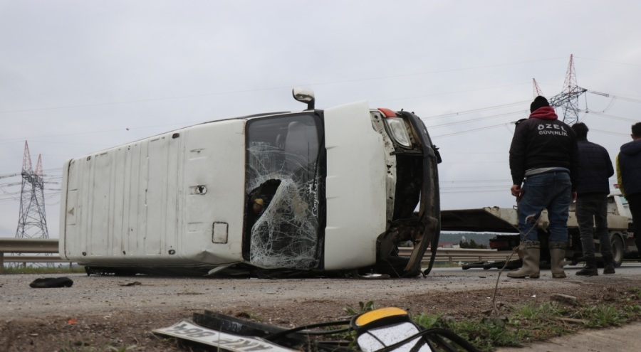 Kontrolden çıkan minibüs devrildi