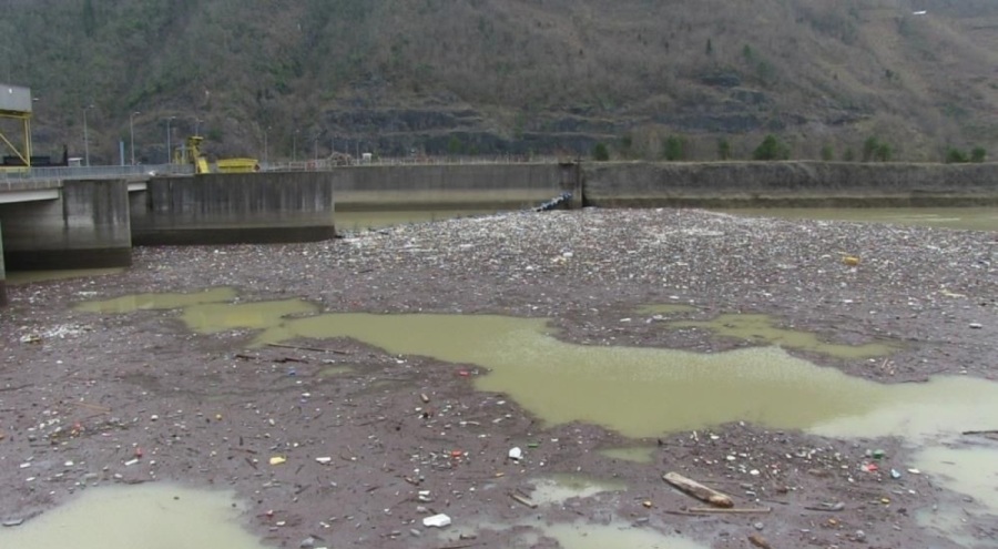 Artvin'de sel suları Muratlı Baraj Gölü'nü çöplüğe döndürdü