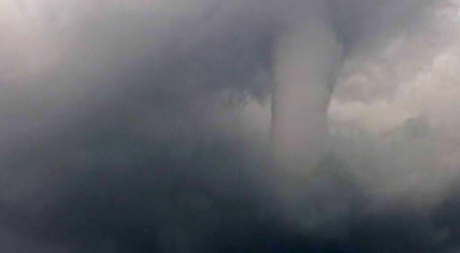 Ağaçları yerinden söken devasa hortum böyle görüntülendi