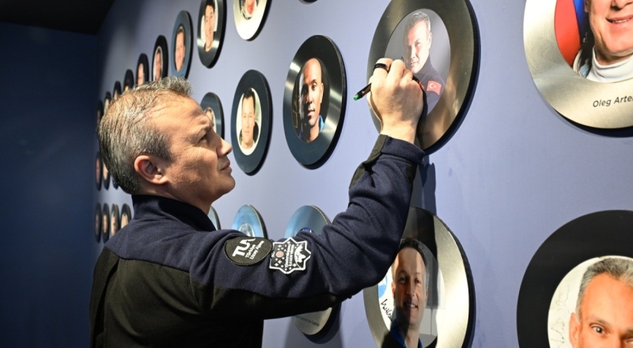Gezeravcı Bursa'da: "Gelecekte uzaya imza atacak gençlerimizi mutlaka GUHEM'e bekliyorum"