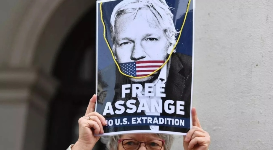 Assange'ın ABD'ye iade edilmemesi için mahkeme önünde protesto düzenlendi