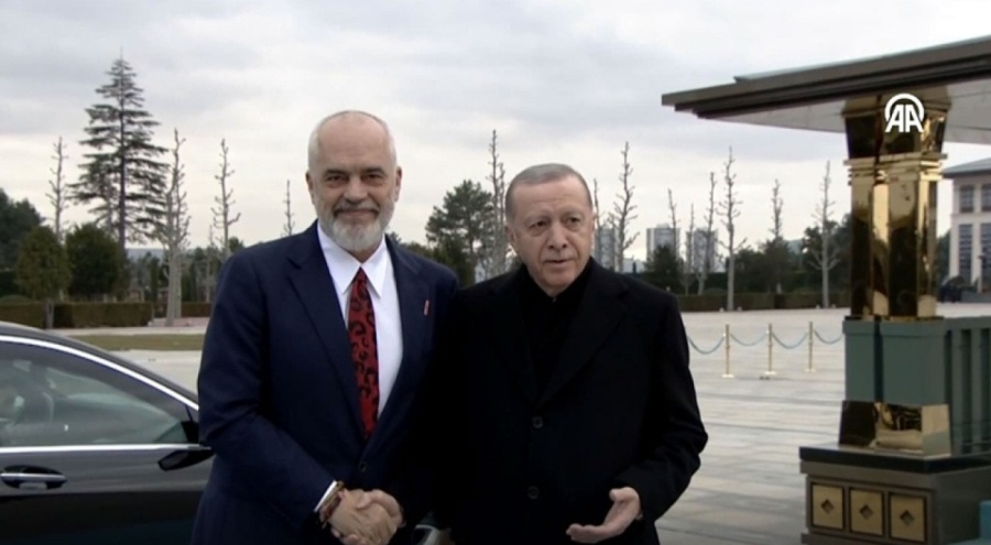 Erdoğan'dan Edi Rama'ya: Üşümüyor mu?