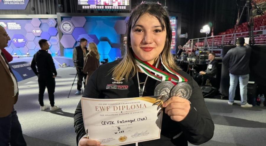 Milli halterci Fatmagül Çevik'ten 2 bronz madalya!
