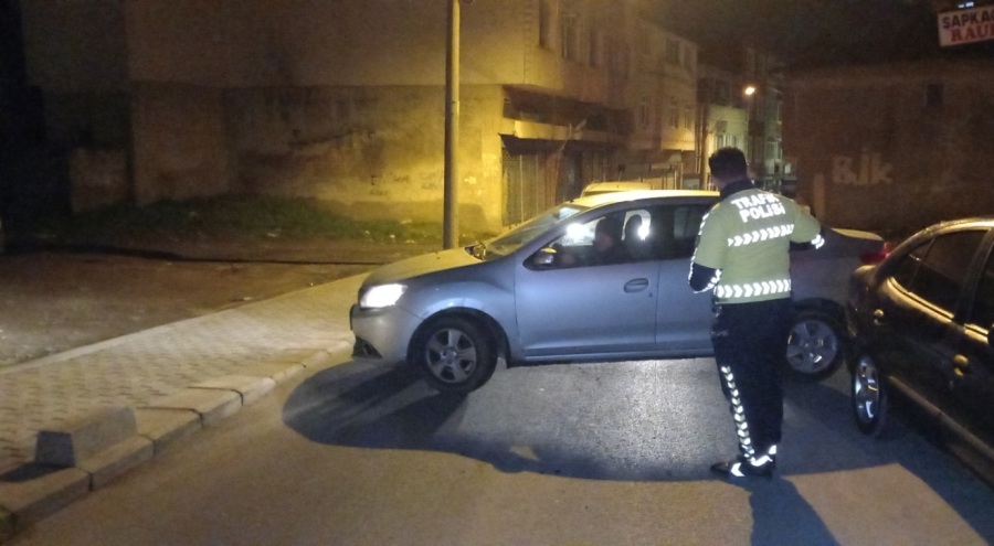 Ters yönde seyrederken polise yakalanan alkollü sürücüye ceza yağdı