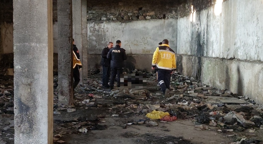 Metruk binada erkek cesedi bulundu