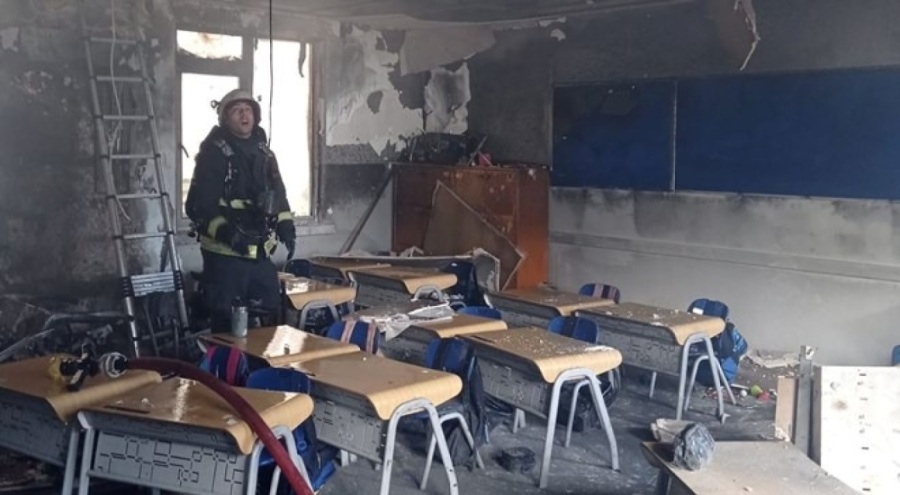 Okulda yangın paniği: Sınıflar kullanılamaz hale geldi