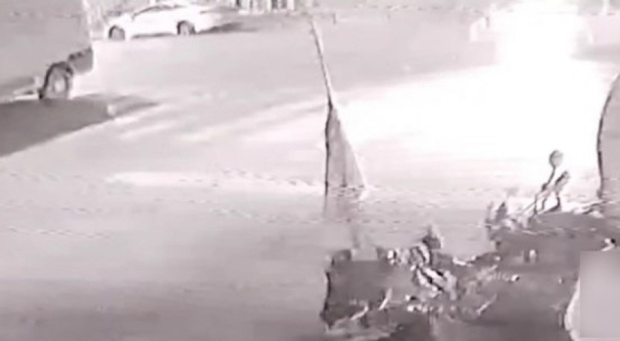 Hafif ticari araç ile motosikletin kafa kafaya çarpıştı