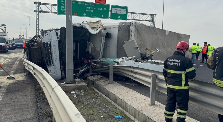 Bariyerlere çarpan tır karşı şeritte devrildi