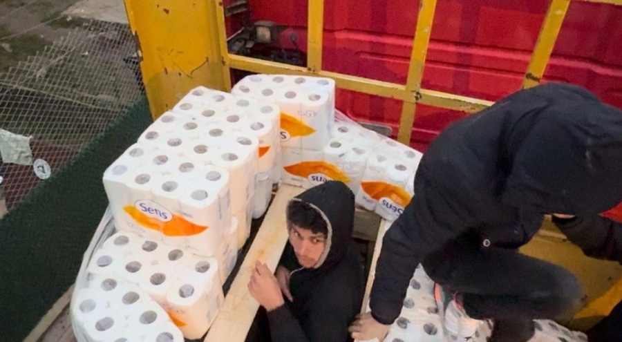 Kağıt havlu balyalarının arasına saklanan göçmenler yakalandı