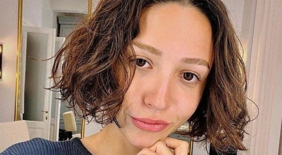 Zeynep Bastık yüzünü buz dolu kaseye daldırdı