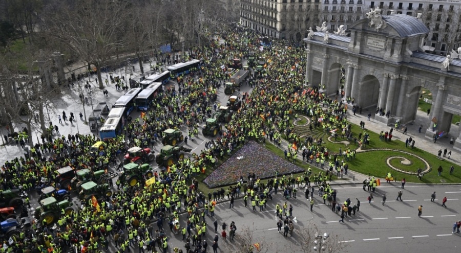 İspanya'da binlerce çiftçi yol kapatma eylemi yaptı