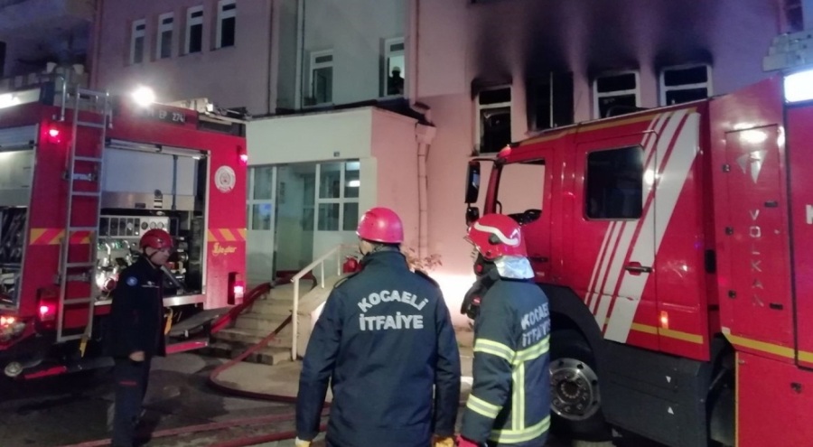 Kocaeli'de öğrenci yurdu lojmanında yangın çıktı