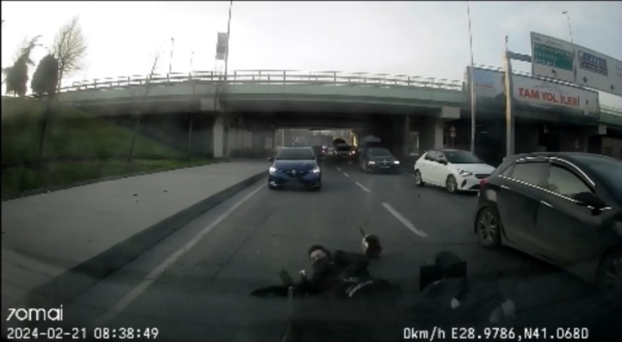 Feci kaza! Metrelerce sürüklenip altına girdi