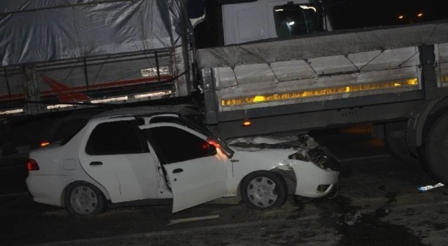 Kırmızı ışıkta bekleyen TIR'a otomobil çarptı!