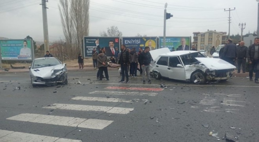 Kafa kafaya çarpıştılar: 4 yaralı