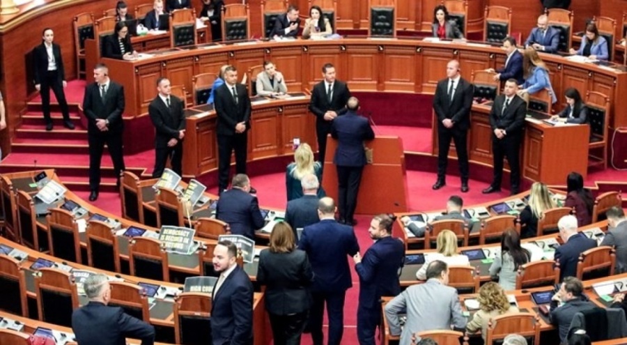 İtalya Arnavutluk'ta iki göçmen kampı kuracak