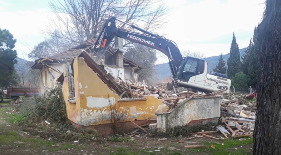Bursa Karacabey'de metruk binaların yıkımı sürüyor