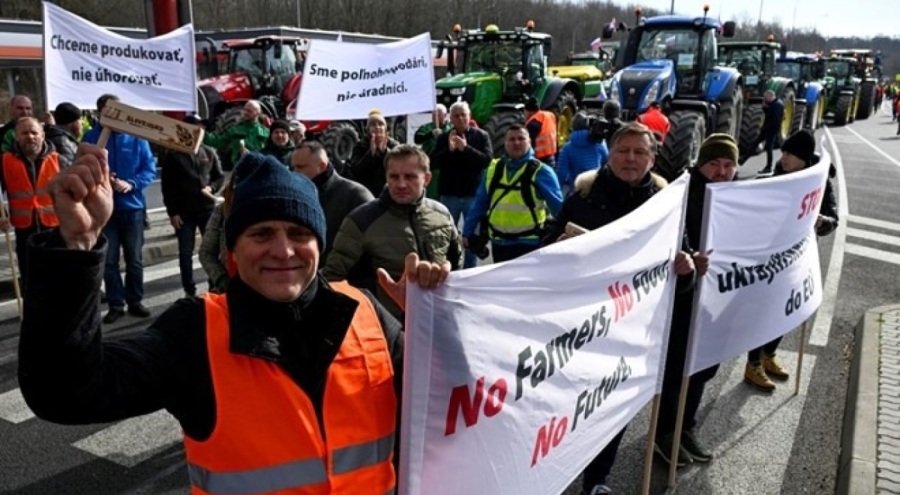 Altı ülkeden çiftçiler sınırda bir araya geldi