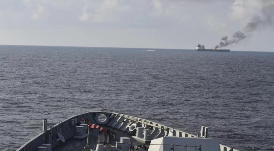 İngiltere Kraliyet Donanması: Yemen açıklarında bir gemi saldırıya uğradı