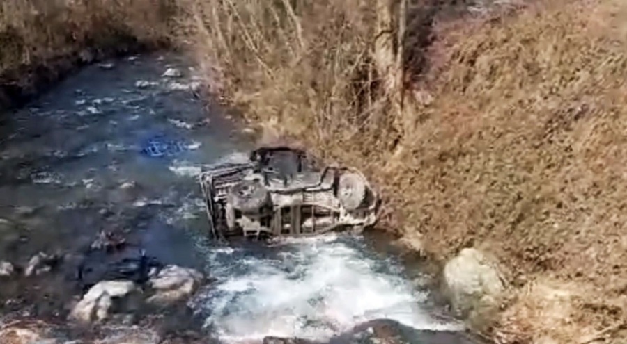 Arazi aracı dereye uçtu: 3 ağır yaralı