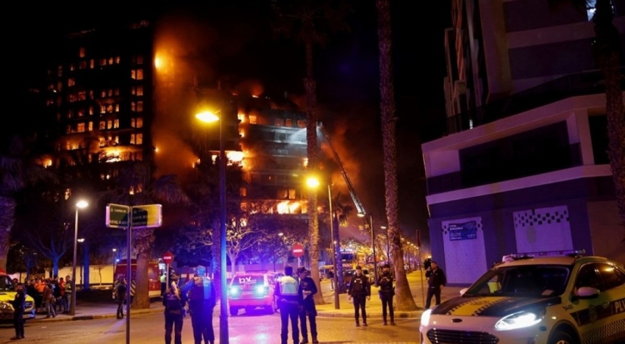 İspanya'da 14 katlı bina alev alev yandı: Balkonda can pazarı yaşandı