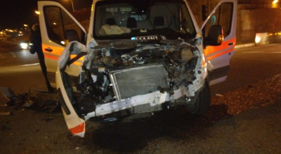 Bilecik'te minibüs ile ambulans çarpıştı: Çok sayıda yaralı!