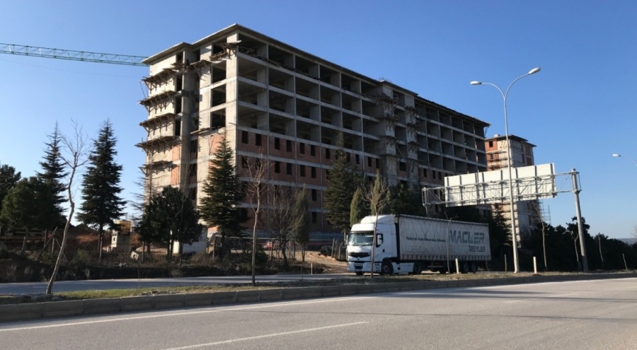 Kafasına kalas düşen işçi can verdi