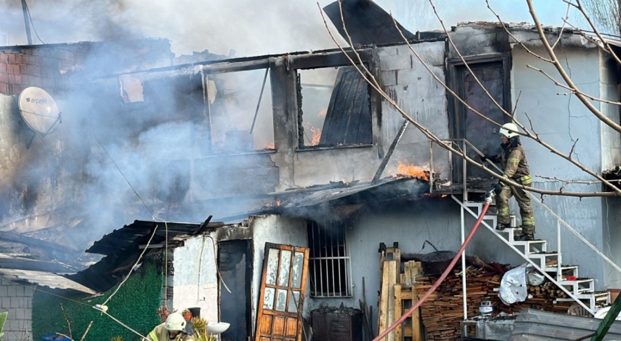 2 katlı ev alev alev yandı