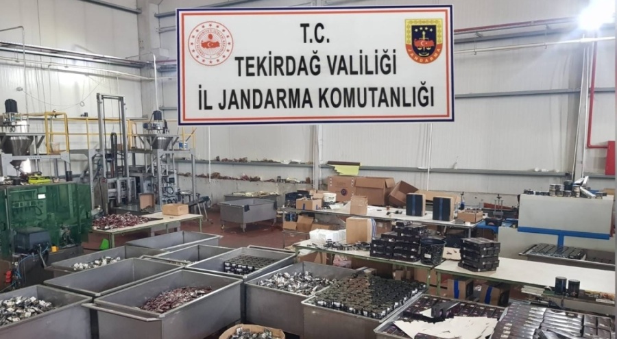 Tütün fabrikasında tonlarca kaçak nargile tütünü ele geçirildi