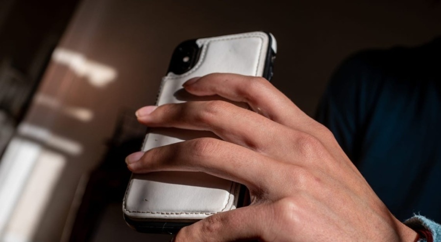 Telefon kullananlara 'yamuk serçe parmak' uyarısı: 'Geri dönüşü yok'