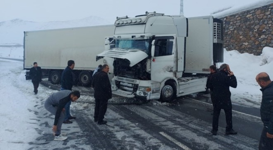 Korkunç kaza! Kontrolden çıkan TIR refüje çarptı