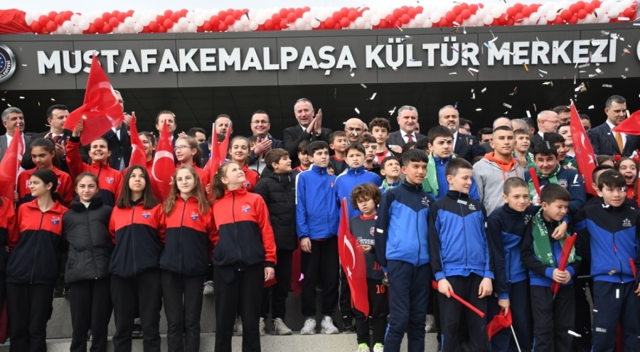 Bakan Bak, Mustafakemalpaşa Kültür Merkezi ve Spor Tesisleri'nin açılışına katıldı
