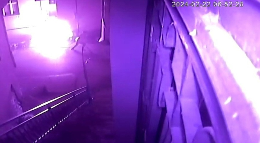 Eski sevgilisi barışma teklifini kabul etmeyince evinin önüne benzin döküp yaktı!