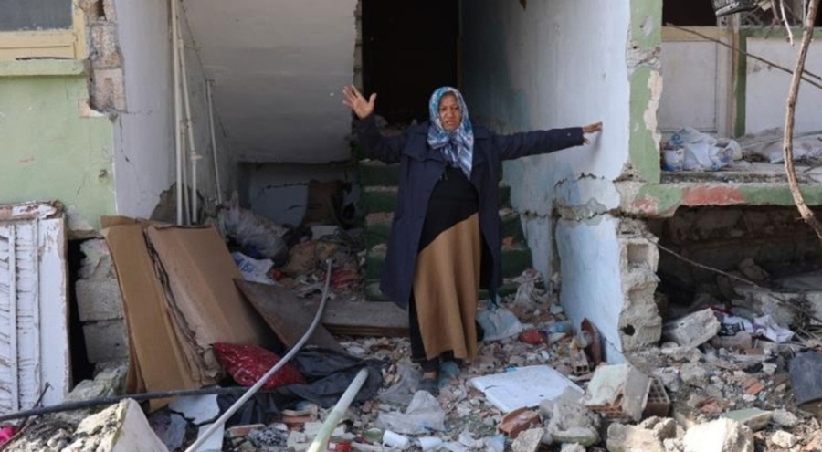Depremzede yaşlı kadını darp edip, hasarlı evinden demir çaldılar