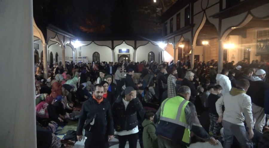 Bursa'da Berat Kandili'nde vatandaşlar Emirsultan Camii'ne akın etti