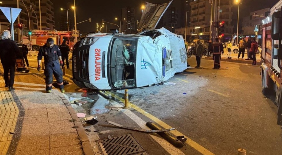 Mersin'de ambulans ile otomobil çarpıştı: Çok sayıda yaralı!