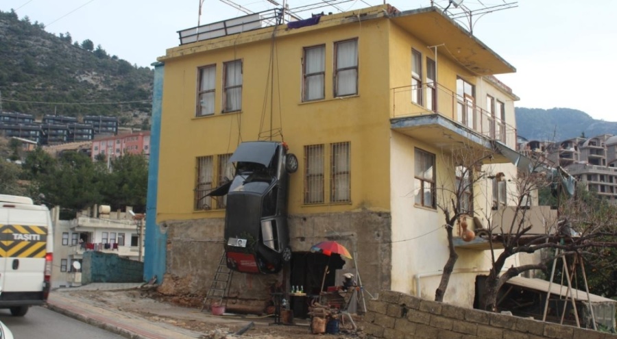 Sürekli kaza yaptığı otomobilini binaya astı
