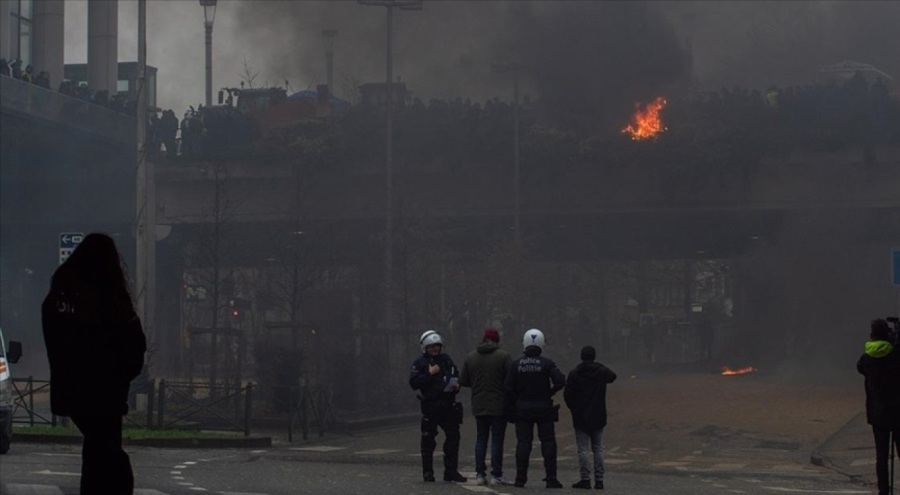 Çiftçiler Avrupa Parlamentosu'nun önünde protesto düzenledi