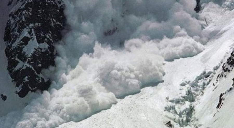 Çığ düşmesi sonucu 4 kişi can verdi