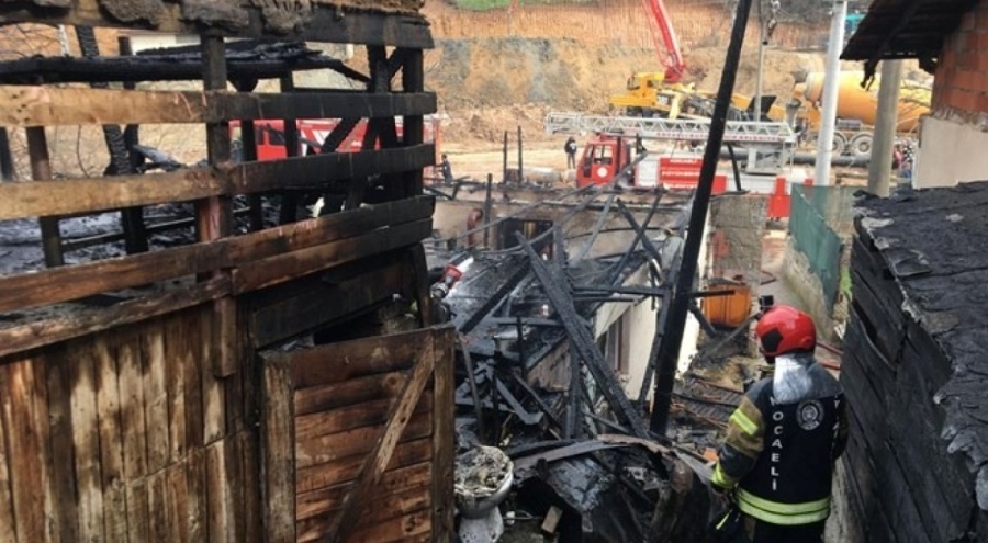 Yangında baba ve oğlunun evleri küle döndü