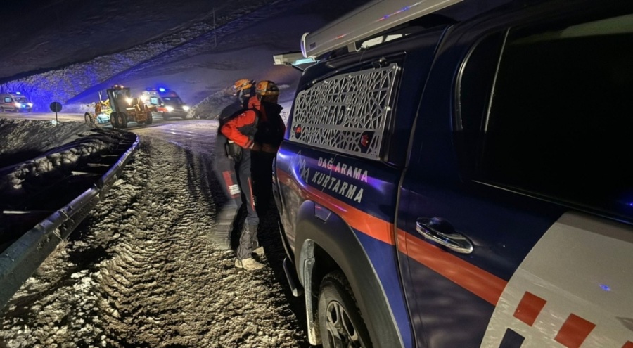 Van'da minibüsün üzerine çığ düştü: 1 kişi hayatını kaybetti