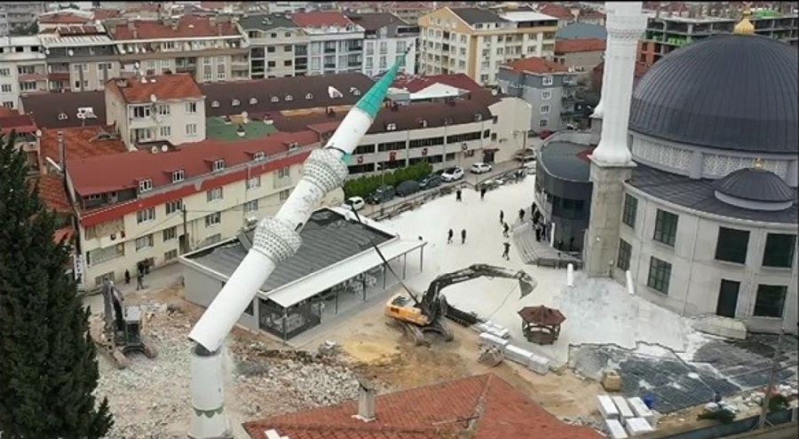 Bursa'da eski caminin minaresi böyle yıkıldı