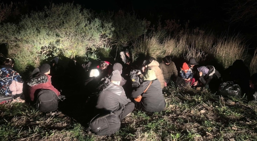 Ayvacık'ta 9 kaçak göçmen yakalandı, 2 organizatör tutuklandı